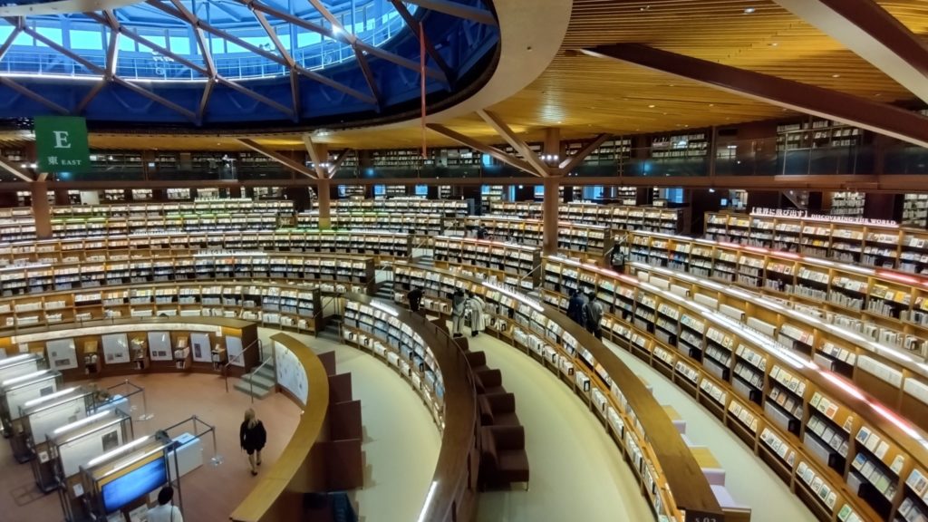 石川県立図書館-椅子の配置