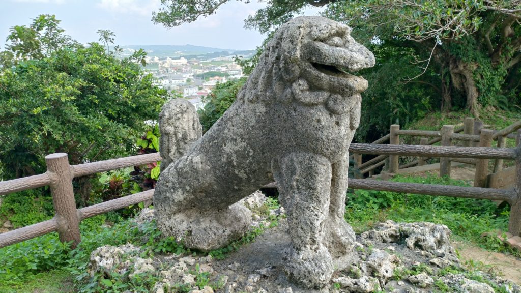 富盛の石彫大獅子-左側